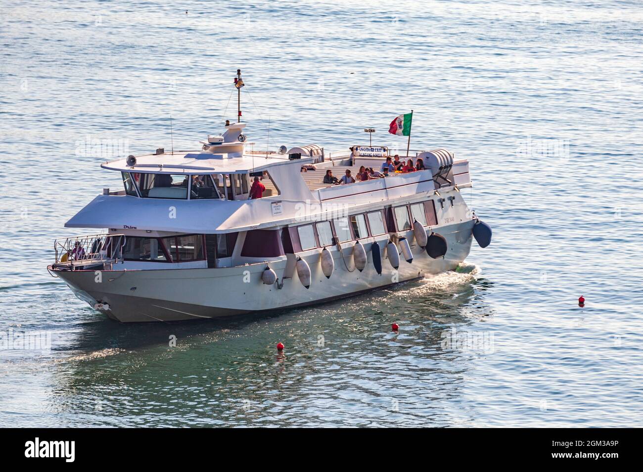 Portofino, Italie. 20 octobre 2017 : ferry touristique avec touristes à bord. Dans la mer méditerranée, dans le nord de l'italie. Mer Ligurienne. Vue aérienne Banque D'Images