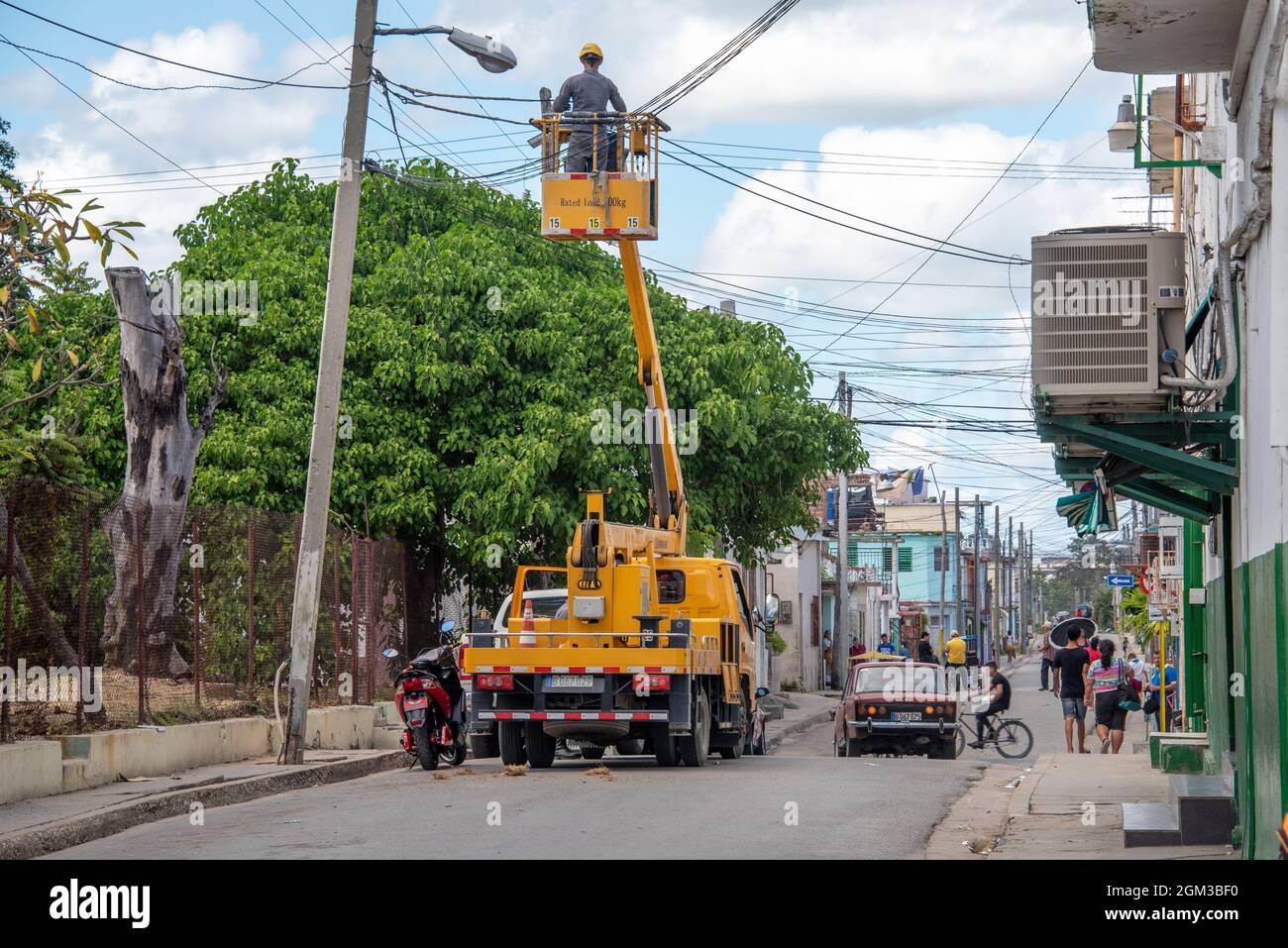 Camion à godets fixant des câbles électriques dans une ville, Las Tunas City, Cuba, 2016 Banque D'Images