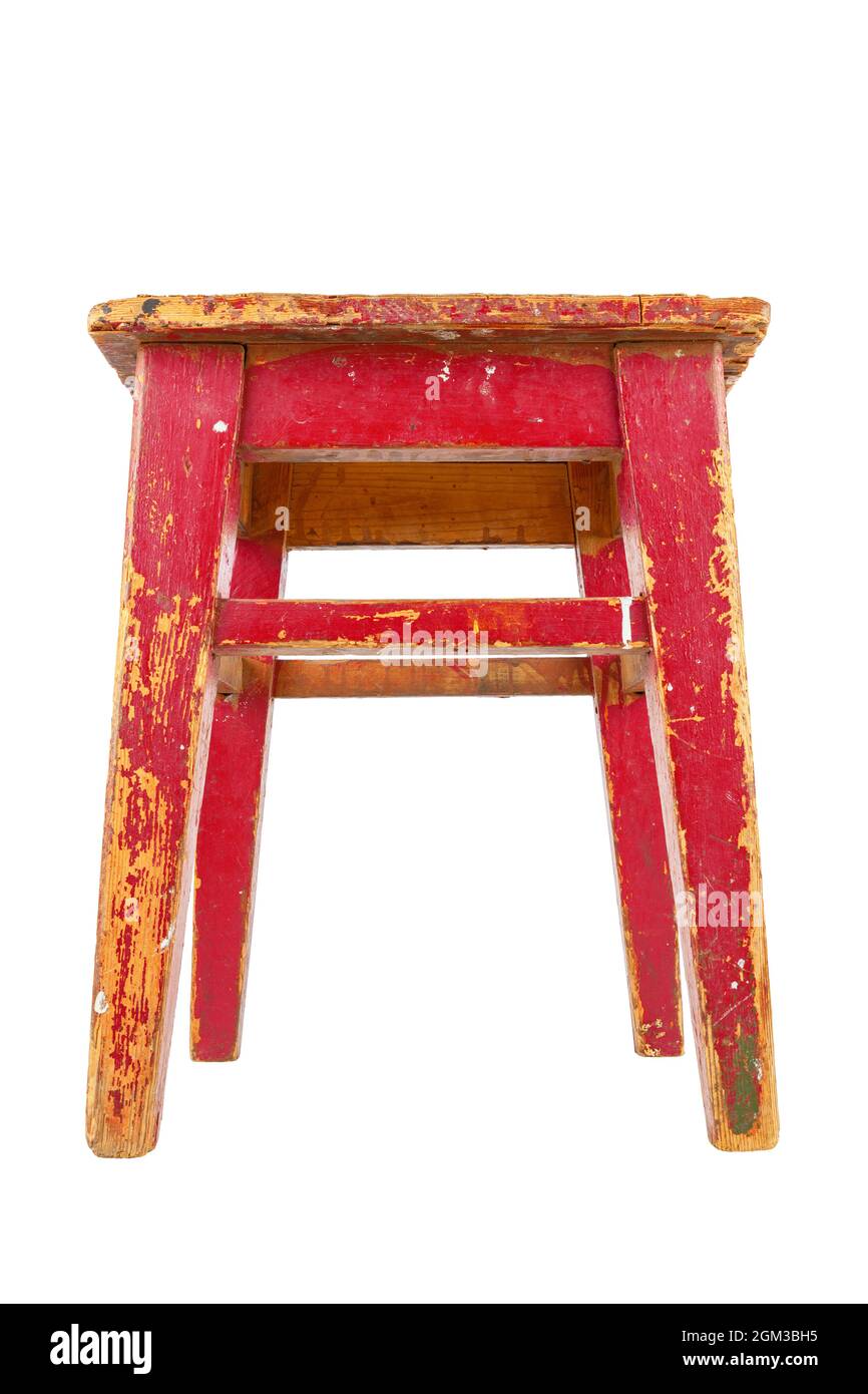 vieux tabouret de bois utilisé avec peinture rouge peeling. Chaise de style loft isolée sur fond blanc. Banque D'Images