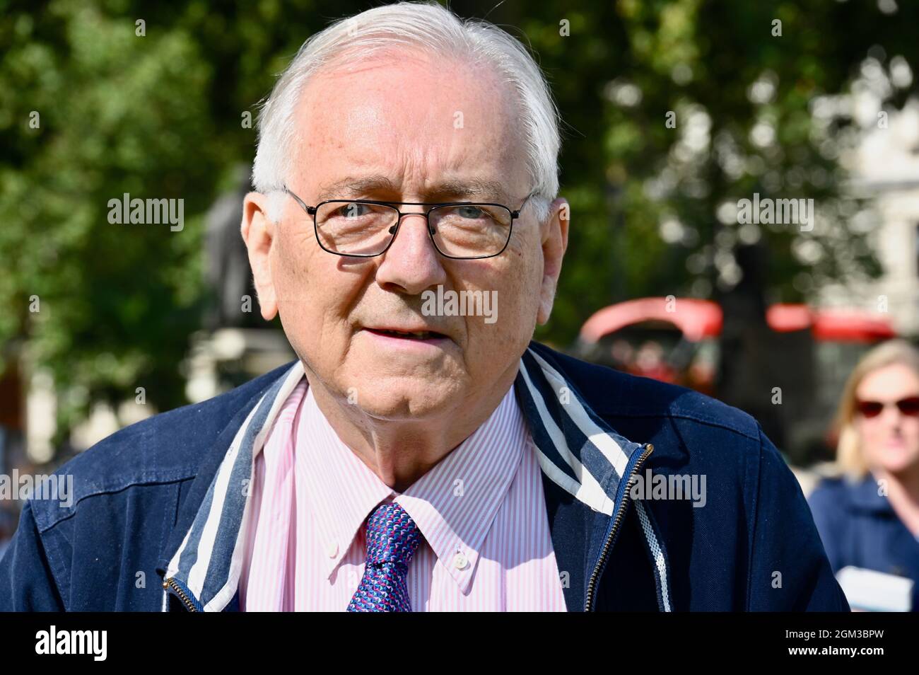 Londres, Royaume-Uni. Sir Peter Bottomley, mettre fin à notre rassemblement de scandale de Bardage, de Bardage et de sécurité de bâtiment. Place du Parlement, Westminster. Banque D'Images