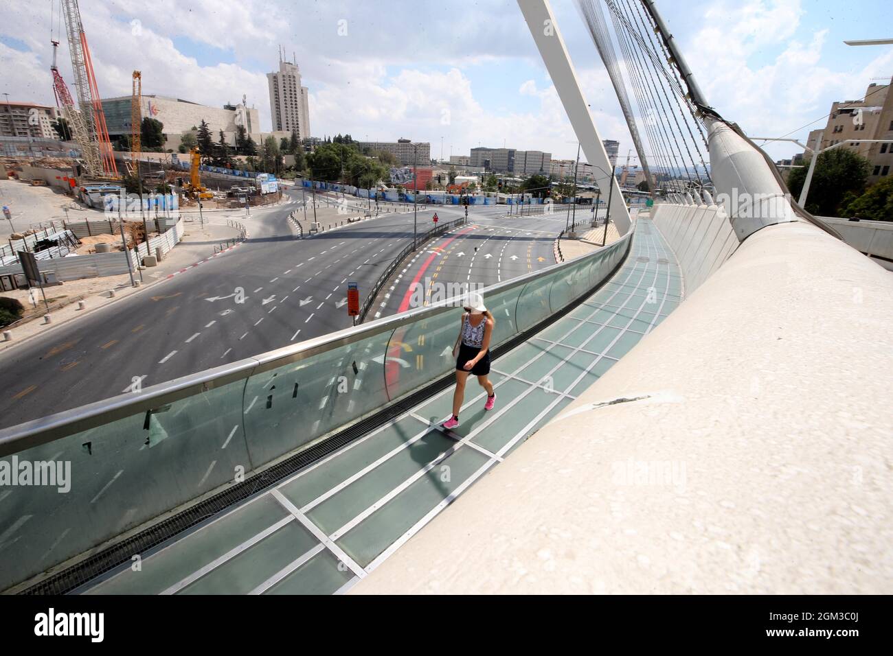 Jérusalem, Jérusalem. 16 septembre 2021. Une femme marche sur le pont des accords de Jérusalem sur Yom Kippour, le jour juif des Expiations et le jour le plus important du calendrier juif, à Jérusalem, le 16 septembre 2021. POUR ALLER AVEC 'Israël ferme pour la Journée juive des Expiations' crédit: Mouammar Awad/Xinhua/Alamy Live News Banque D'Images