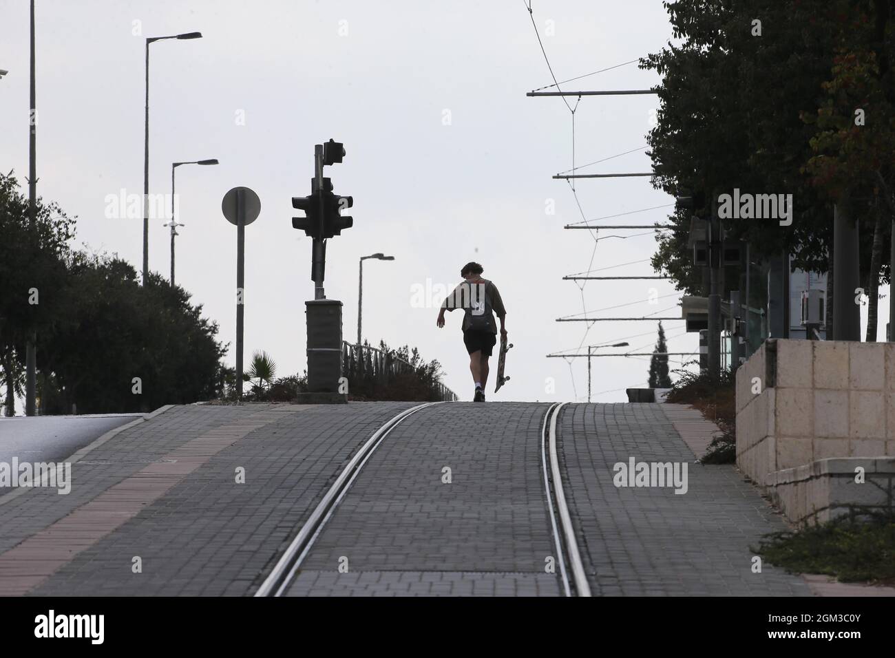 Jérusalem, Jérusalem. 16 septembre 2021. Un homme marche dans une rue vide sur Yom Kippour, le jour juif des Expiations et le jour le plus important du calendrier juif, à Jérusalem, le 16 septembre 2021. POUR ALLER AVEC 'Israël ferme pour la Journée juive des Expiations' crédit: Mouammar Awad/Xinhua/Alamy Live News Banque D'Images