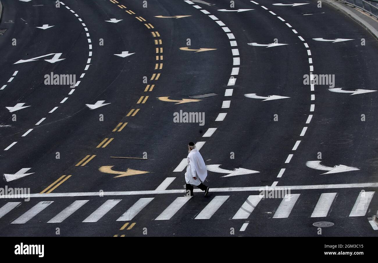 Jérusalem, Jérusalem. 16 septembre 2021. Un homme traverse une rue vide sur Yom Kippour, le jour juif des Expiations et le jour le plus important du calendrier juif, à Jérusalem, le 16 septembre 2021. POUR ALLER AVEC 'Israël ferme pour la Journée juive des Expiations' crédit: Mouammar Awad/Xinhua/Alamy Live News Banque D'Images