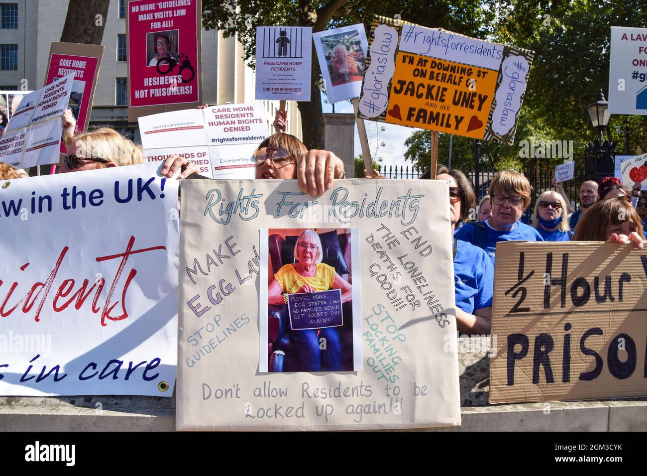 Londres, Royaume-Uni. 16 septembre 2021. Les manifestants se sont rassemblés devant Downing Street pour soutenir les résidents des foyers de soins et ont appelé à l'enchâssée de la « loi de Gloria ». Les manifestants ont également remis des signatures à Sajid Javid. Credit: Vuk Valcic / Alamy Live News Banque D'Images