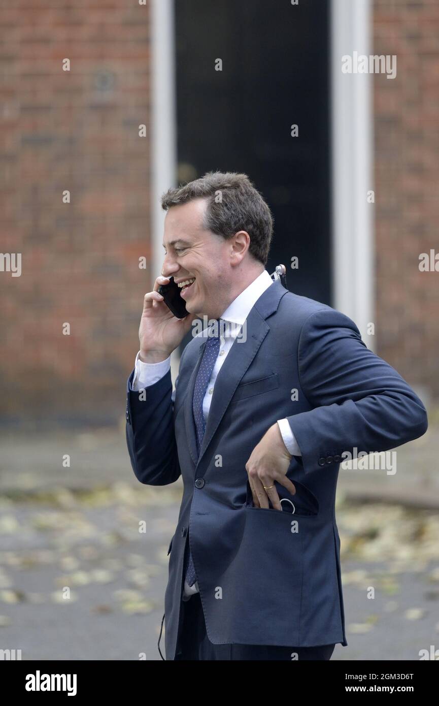 Sam Coates - rédacteur politique adjoint, Sky News - à Downing Street le jour d'un remaniement ministériel, le 15 septembre 2021 Banque D'Images