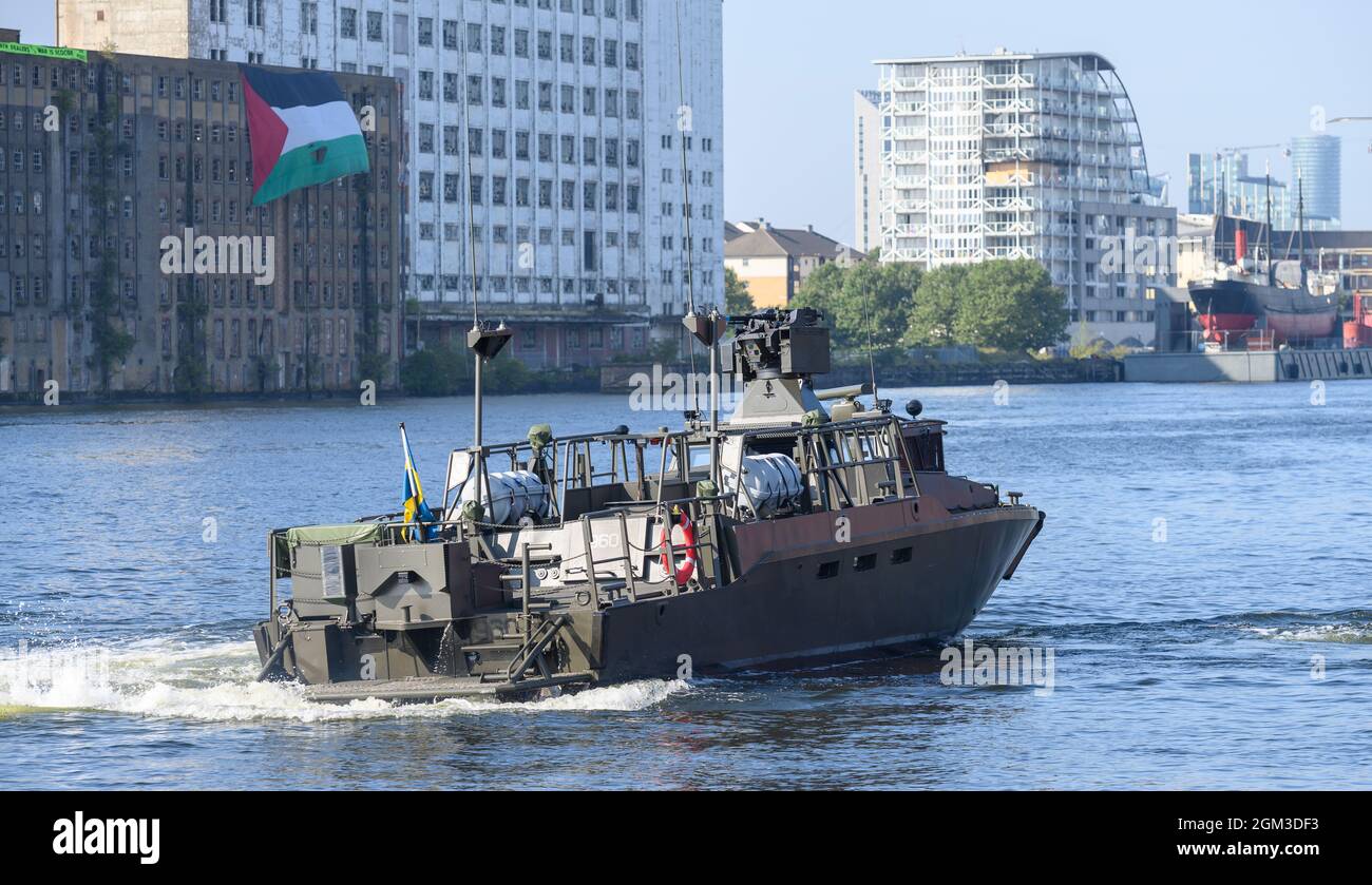 Excel, Londres, Royaume-Uni. 16 septembre 2021. Le jour 3 à DSEI AS London accueille le plus grand rassemblement mondial de la communauté de la défense et de la sécurité du 14-17 septembre 2021. Image: Démonstrations en mer à Victoria Dock par le bateau de combat SAAB Docksta CB 90HSM. Crédit : Malcolm Park/Alay Live News Banque D'Images