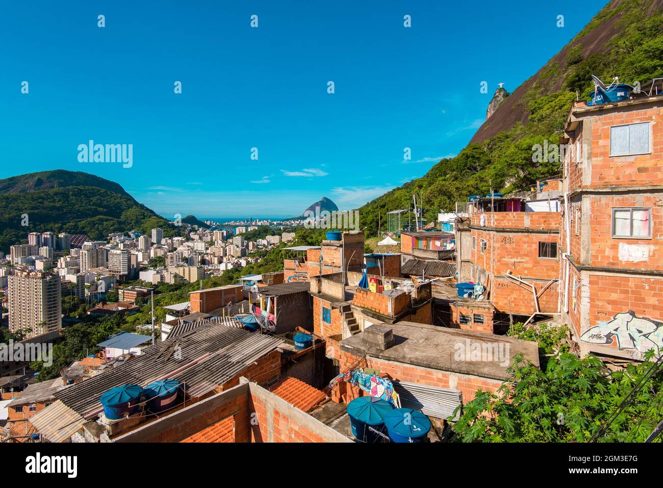 Maisons de Santa Marta Favela à Rio de Janeiro, avec la montagne Corcovado derrière Banque D'Images