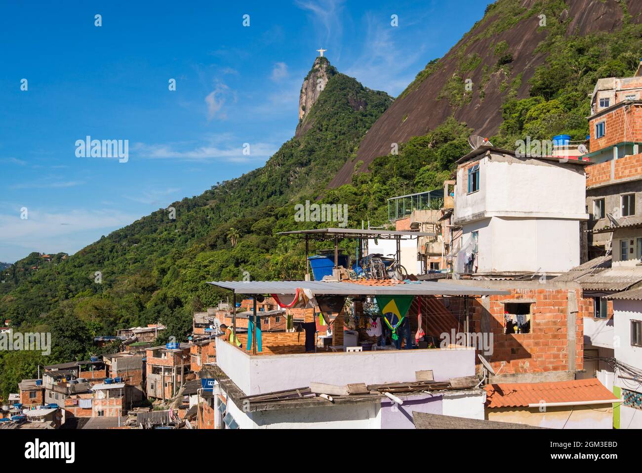 Maisons de Santa Marta Favela à Rio de Janeiro, avec la montagne Corcovado derrière Banque D'Images