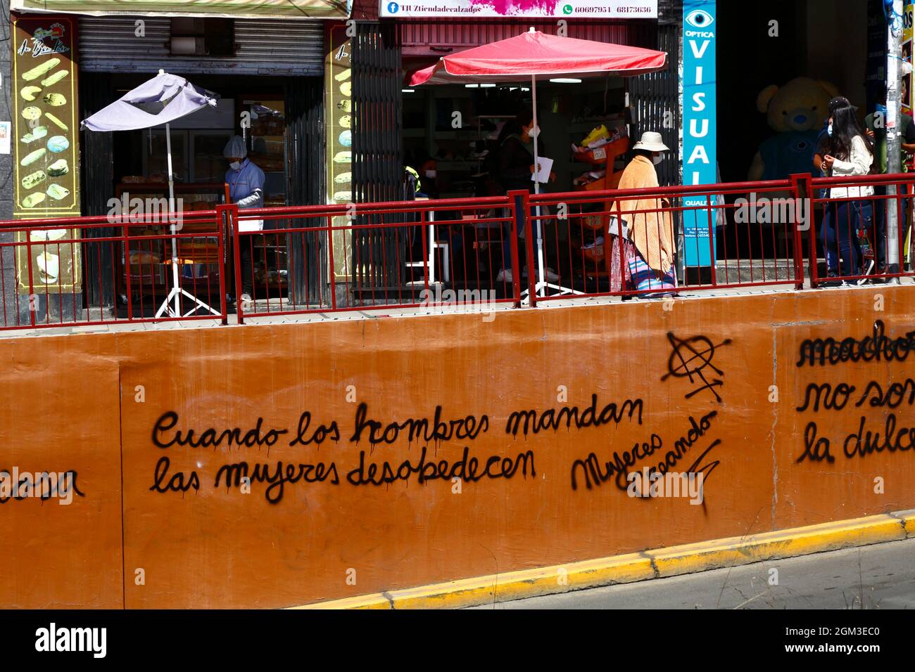 Le graffiti féministe "quand les hommes Command femmes désobéissent" par le groupe féministe Mujeres Creando pulvérisé sur le mur peint orange, AV 6 de Agosto, la Paz, Bolivie Banque D'Images