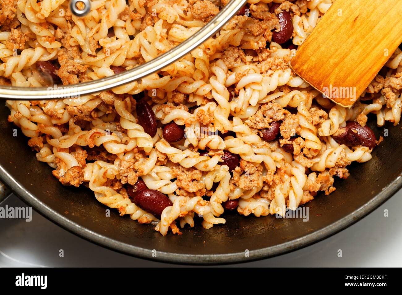 Gros plan de pâtes maison penne avec Chili con carne et haricots. Vue de dessus. Banque D'Images Gros plan de pâtes maison penne avec Chili con carne et haricots. Vue de dessus. Banque D'Images