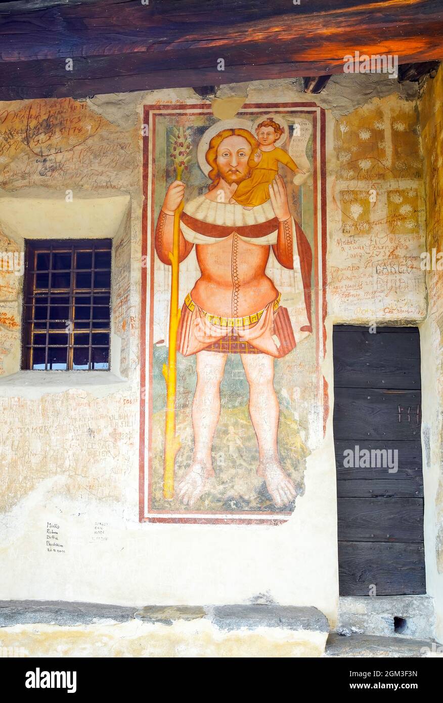 San Cristoforo (Christopher), parmi les plus anciennes fresques de l'église romane San Bernardo, Monte Carasso, canton du Tessin, Suisse. Banque D'Images