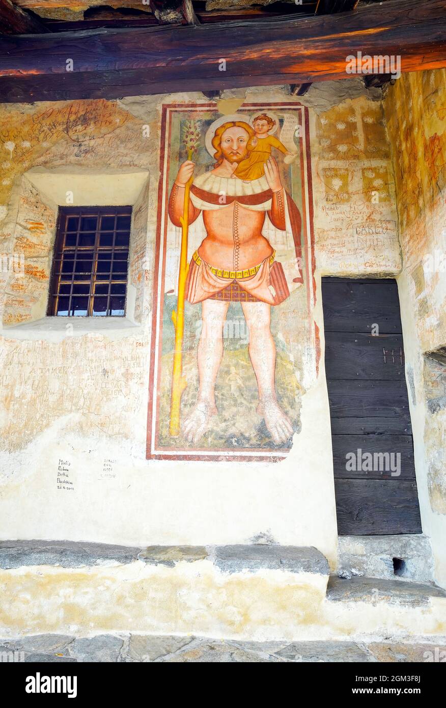 San Cristoforo (Christopher), parmi les plus anciennes fresques de l'église romane San Bernardo, Monte Carasso, canton du Tessin, Suisse. Banque D'Images