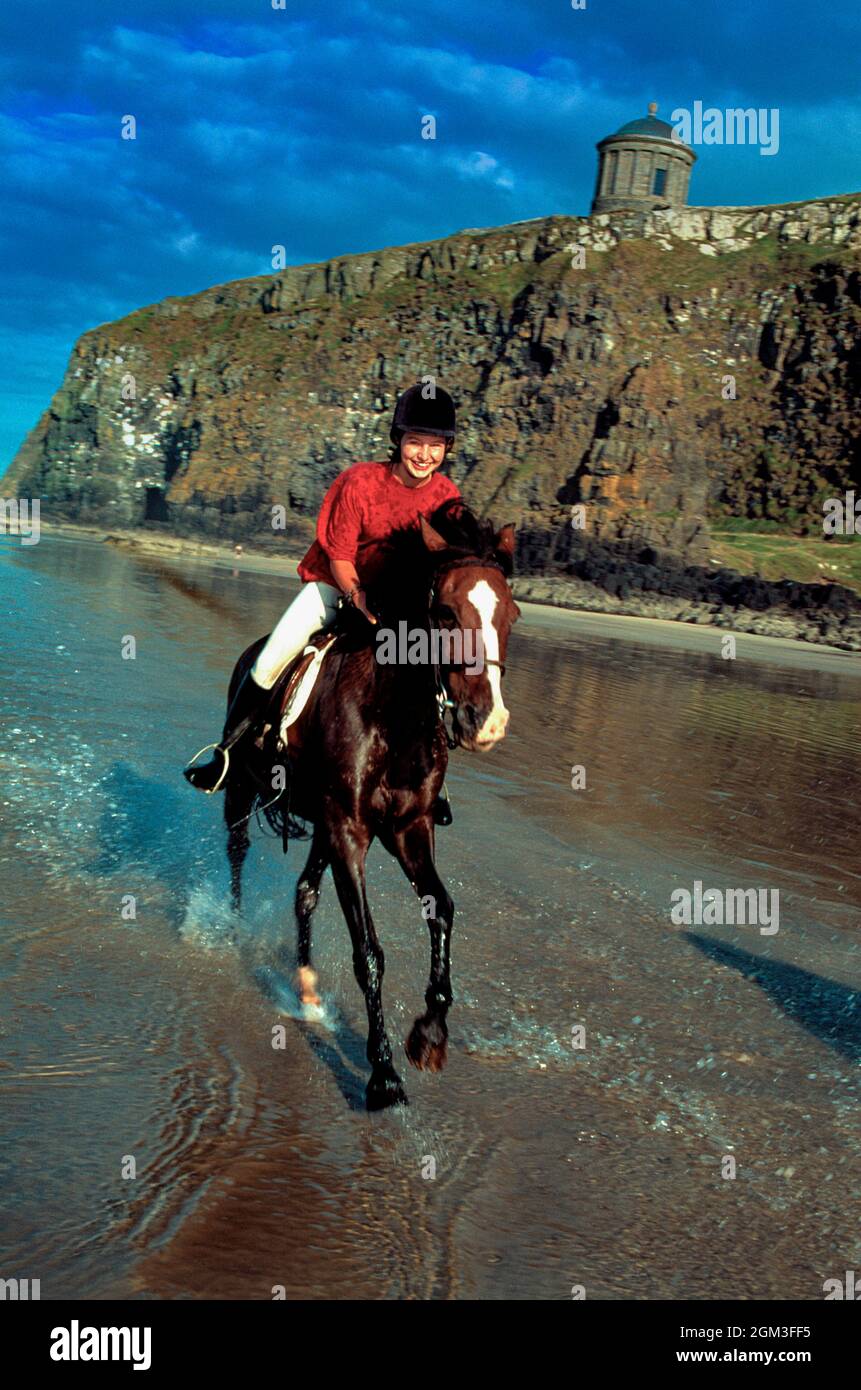 Équitation au temple de Mussenden, Downhill, Co Derry.Irlande du Nord Banque D'Images