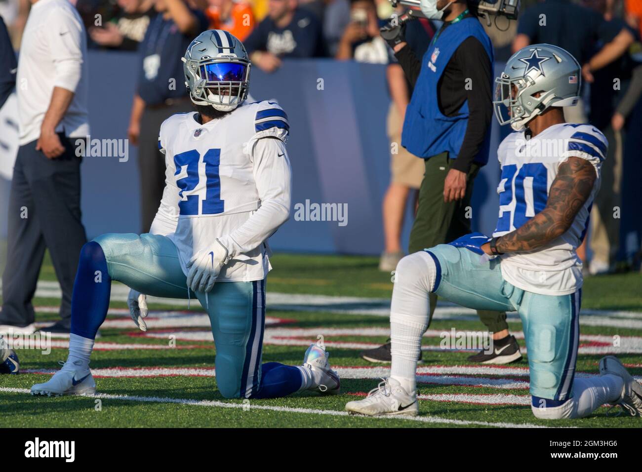 Les Dallas Cowboys qui se dispute Ezekiel Elliott (21) et Tony Pollard (20) lors des échauffements avant le match du Pro football Hall of Fame au Tom Benson Hall Banque D'Images