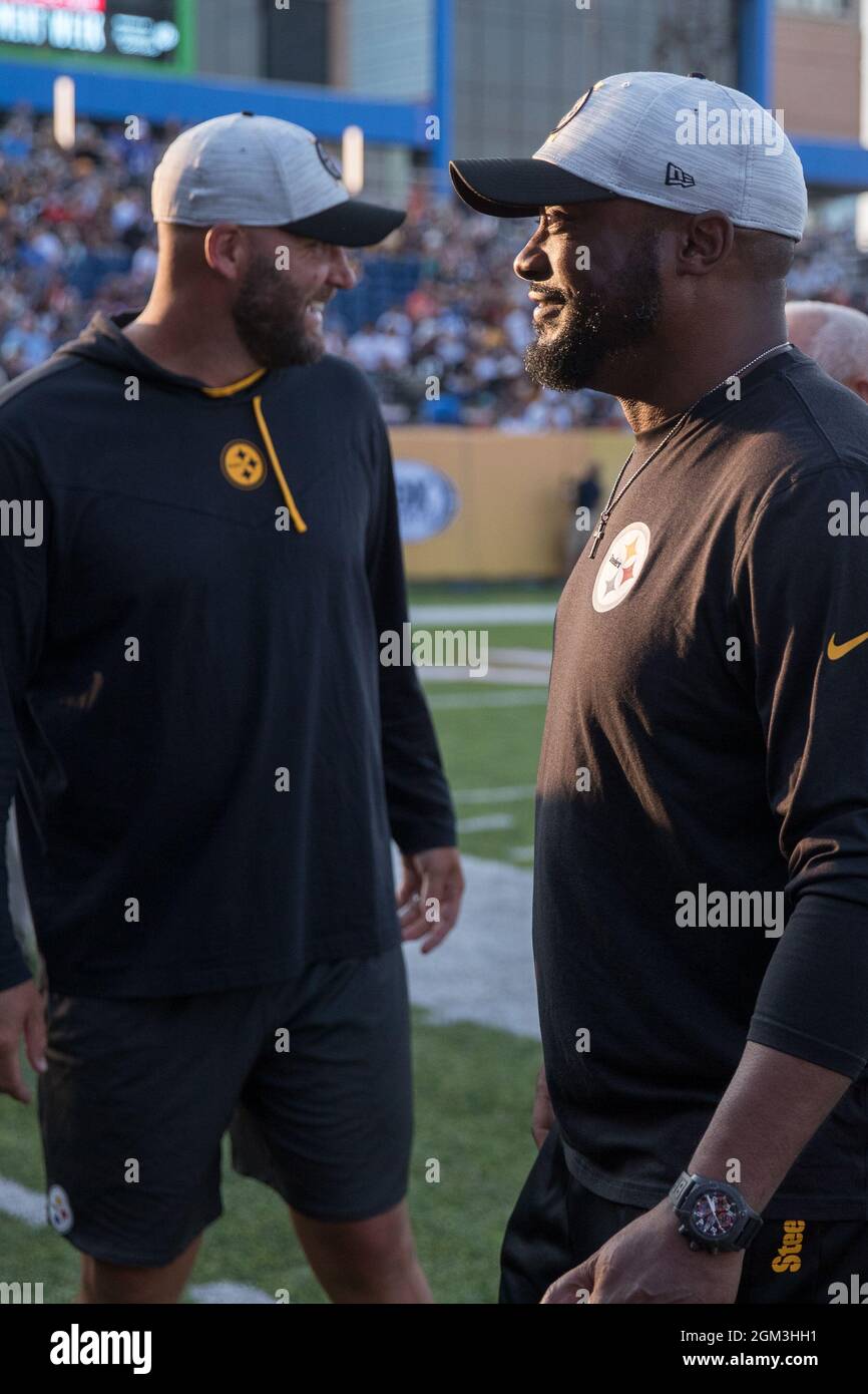 Ben Roethlisberger, le quarterback des Steelers de Pittsburgh, et Mike Tomlin, entraîneur-chef, lors de la période d'échauffement avant le match du Pro football Hall of Fame de Tom Benso Banque D'Images