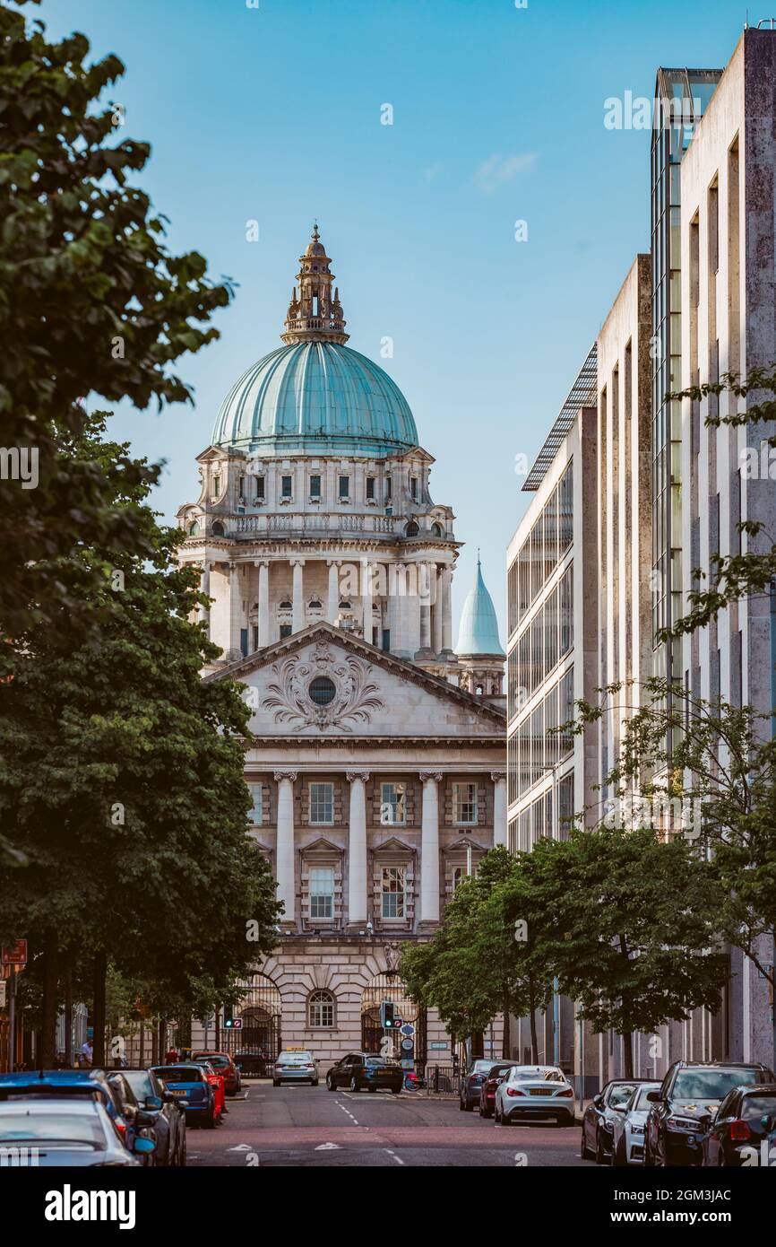 Hôtel de ville de Belfast depuis Lin Hall Street, Irlande du Nord Banque D'Images
