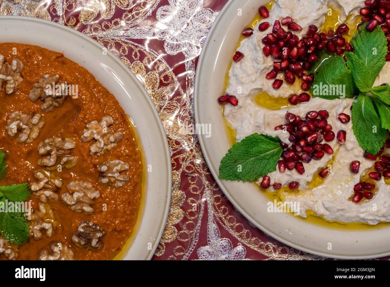 Baba Ghanoush ou Baba Ghanoush, trempette à salade faite d'aubergines et de Muhammara rouge. Vue horizontale du dessus. Banque D'Images