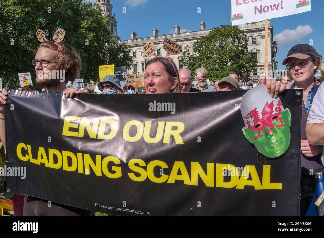 Londres, Royaume-Uni. 16 septembre 2021. Les manifestants gallois portant la bannière « mettre fin à notre scandale de Bardage ». Un rassemblement national conjoint de bout en bout notre scandale de Bardage, National Leasehold Campaign et l'association caritative Leasehold Knowledge Partnership avec un large éventail de conférenciers, dont plusieurs députés protestent sur les nombreuses questions auxquelles sont confrontés les locataires, y compris le revêtement des risques d'incendie, la sécurité des bâtiments, les loyers et les frais de service et appelle à la fin de notre système archaïque de tenure à bail. Peter Marshall/Alay Live News Banque D'Images