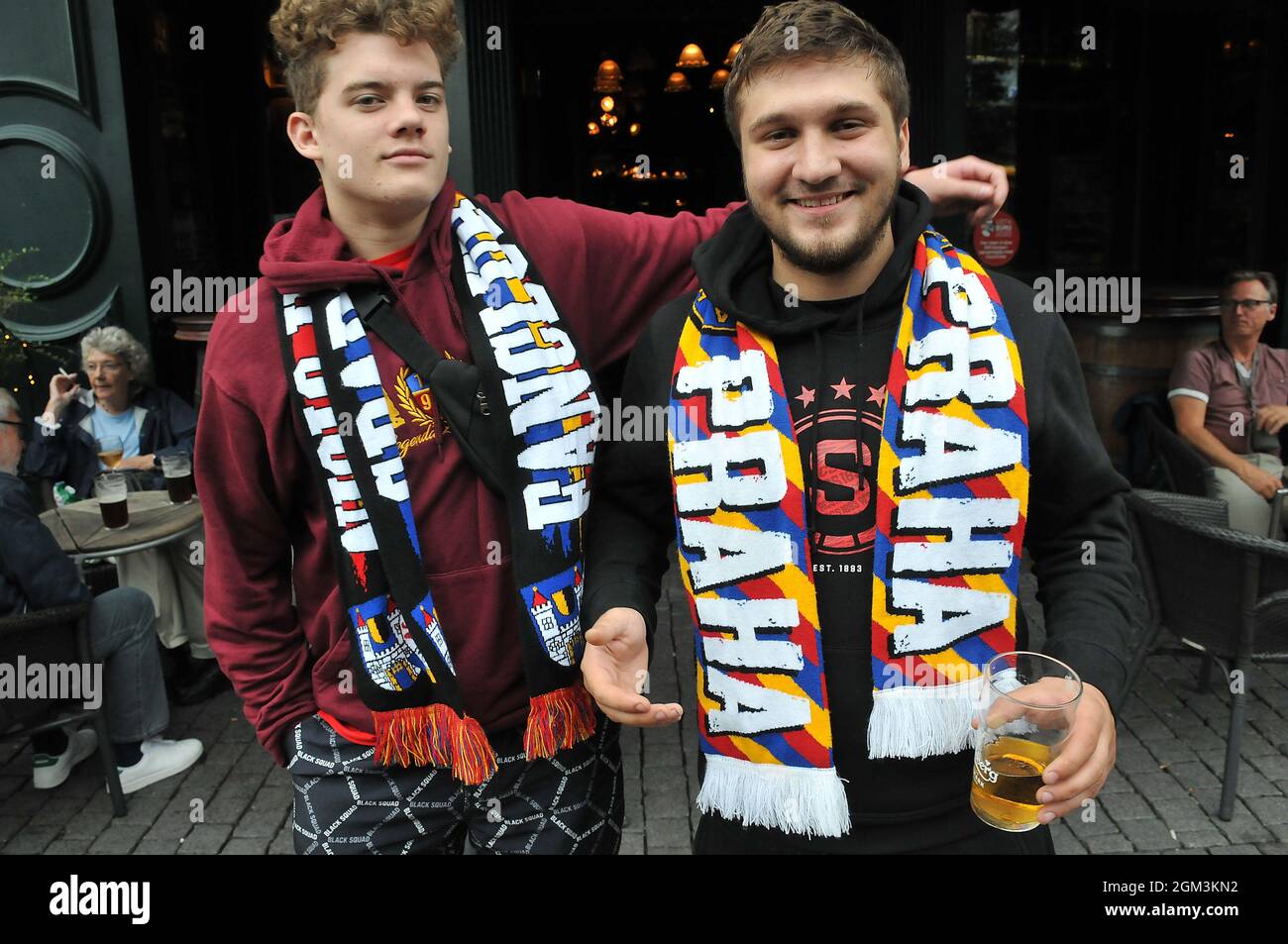 Copenhague, Danemark.,16 septembre 2021 /république tchèque football équipes nationales AC sparta Praha fans de beerand ami parler avec des autorités de la police danoise Banque D'Images