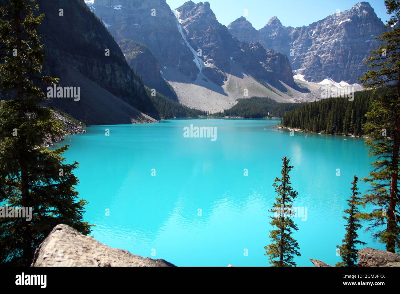 Concentrez-vous sur les eaux turquoise du lac Moraine, dans le parc national Banff, au Canada Banque D'Images