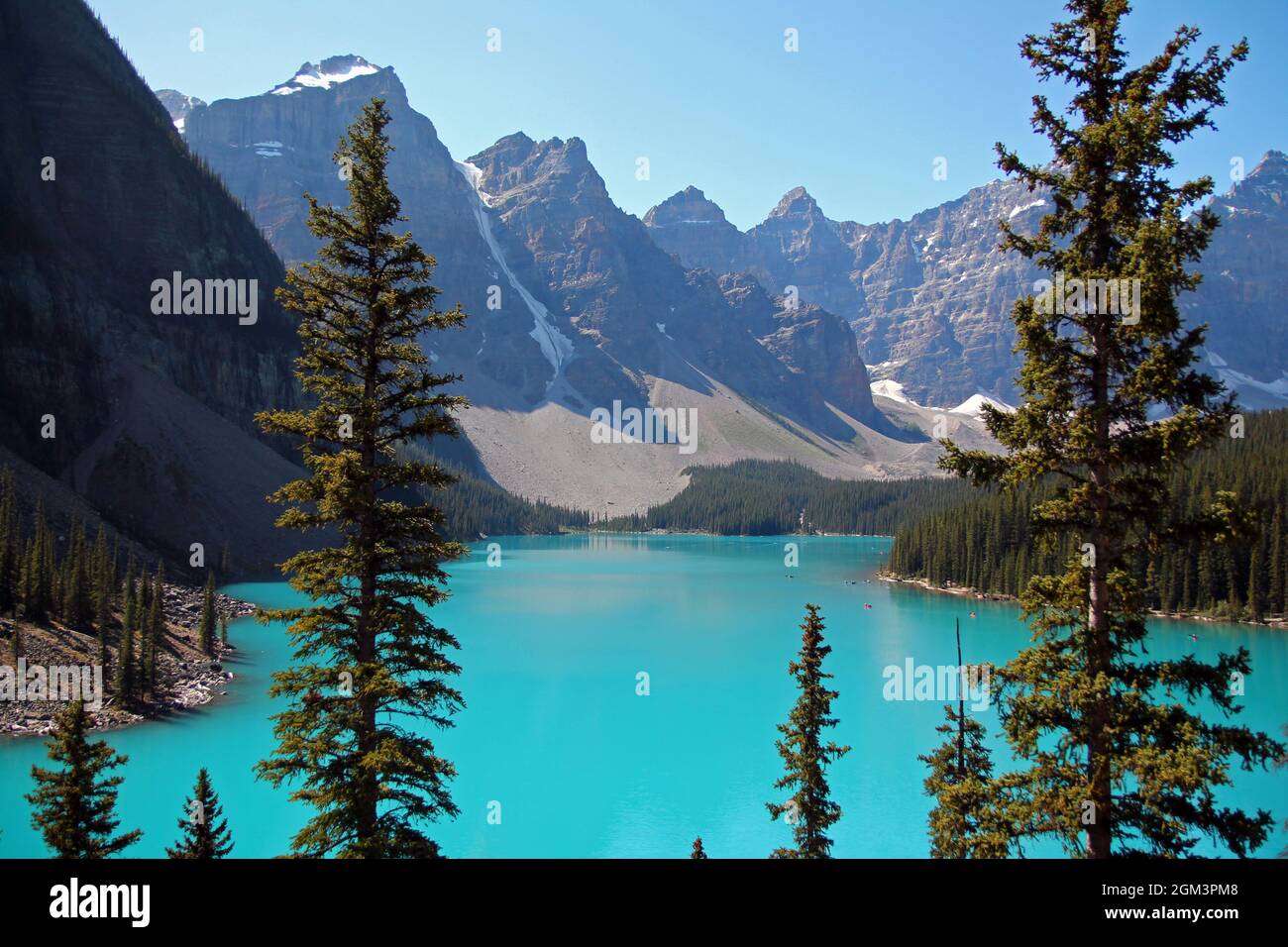 Les eaux turquoise du lac Moraine dans le parc national Banff au Canada Banque D'Images