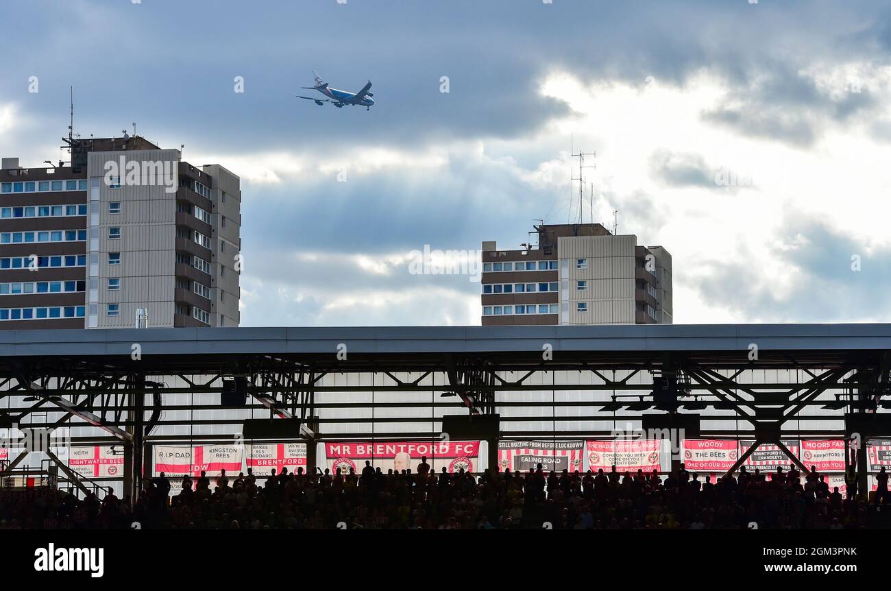 Un avion de compagnie aérienne effectue la liaison avec l'aéroport d'Heathrow au cours du match de la Premier League entre Brentford et Brighton et Hove Albion au stade communautaire de Brentford , Londres , Royaume-Uni - 11 septembre 2021 - réservé à la rédaction. Pas de merchandising. Pour les images de football, les restrictions FA et Premier League s'appliquent inc. Aucune utilisation Internet/mobile sans licence FAPL - pour plus de détails, contactez football Dataco Banque D'Images