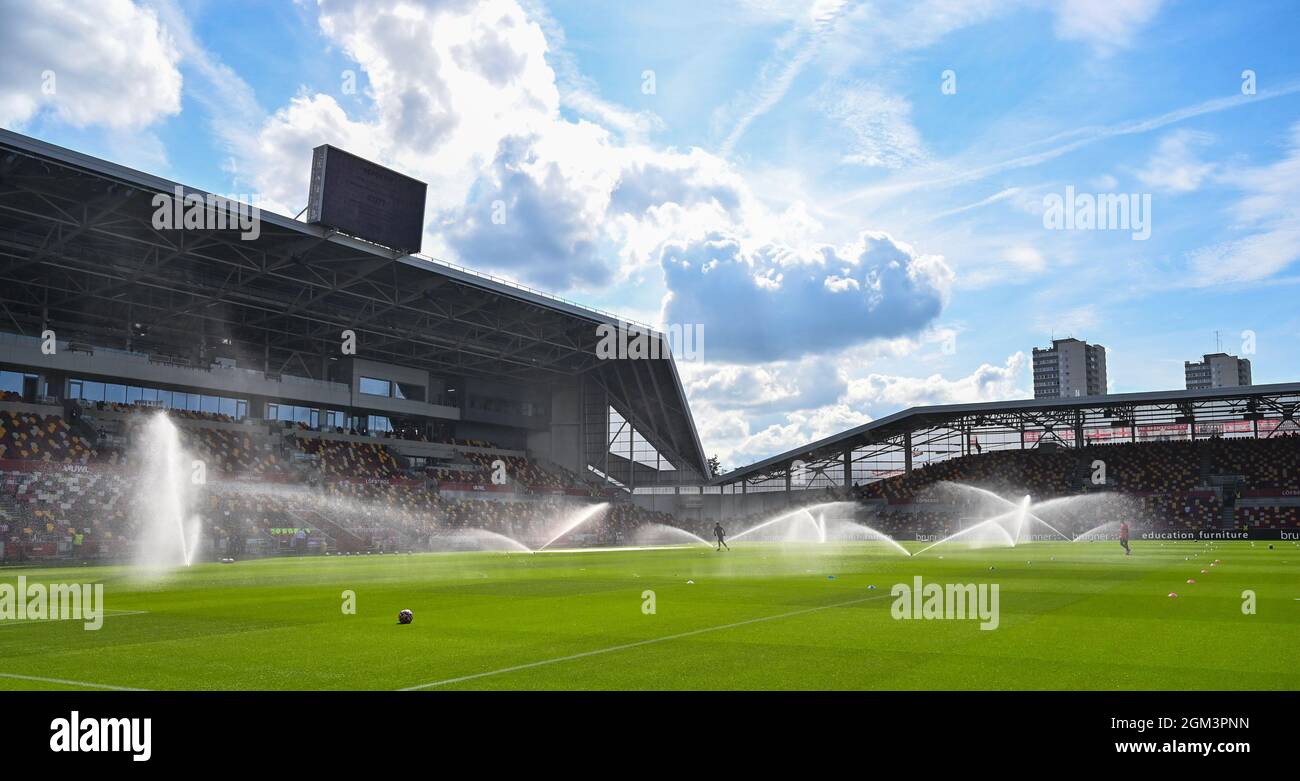 L'arrosage du terrain lors du match de la Premier League entre Brentford et Brighton et Hove Albion au stade communautaire de Brentford , Londres , Royaume-Uni - 11 septembre 2021 - usage éditorial uniquement. Pas de merchandising. Pour les images de football, les restrictions FA et Premier League s'appliquent inc. Aucune utilisation Internet/mobile sans licence FAPL - pour plus de détails, contactez football Dataco Banque D'Images