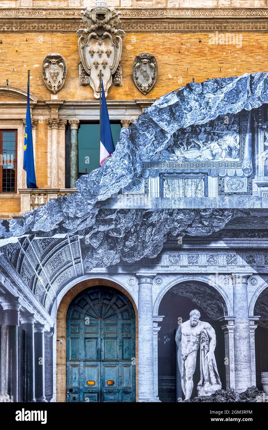 'Vanishing point' par l'artiste français de rue JR couvre la façade du Palazzo Farnese, Rome, Italie Banque D'Images