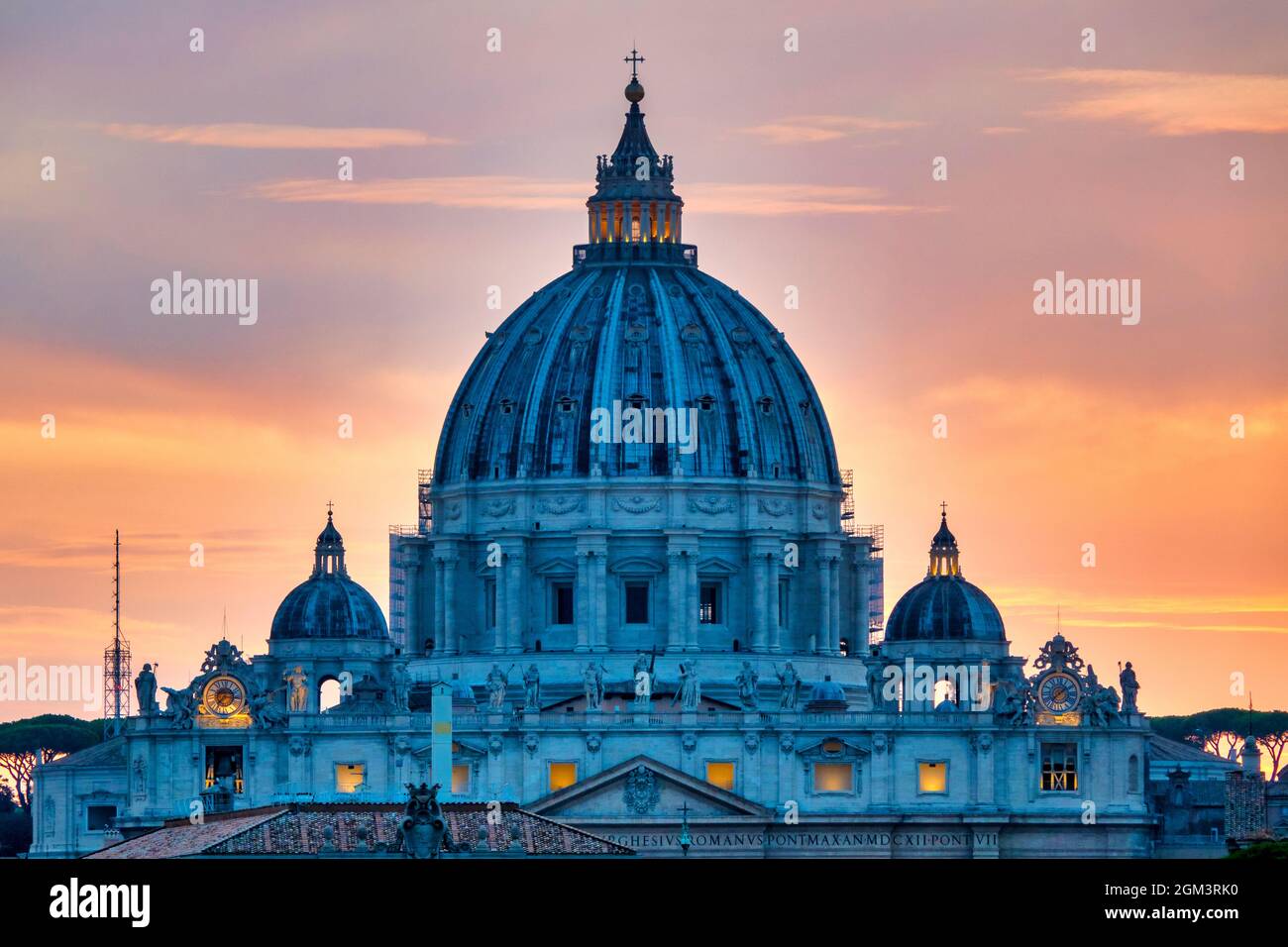 Dôme de la basilique Saint-Pierre au coucher du soleil, Rome, Italie Banque D'Images