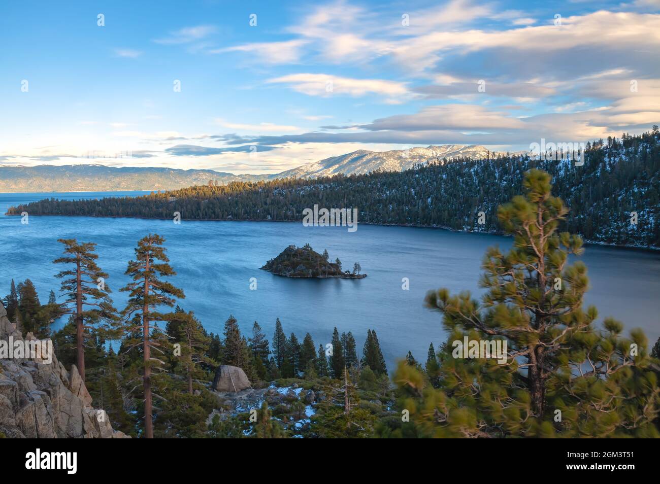 Vue panoramique sur la baie d'émeraude du lac Tahoe, avec l'île de Fannette, pendant une saison hivernale sèche, Californie, États-Unis. Banque D'Images
