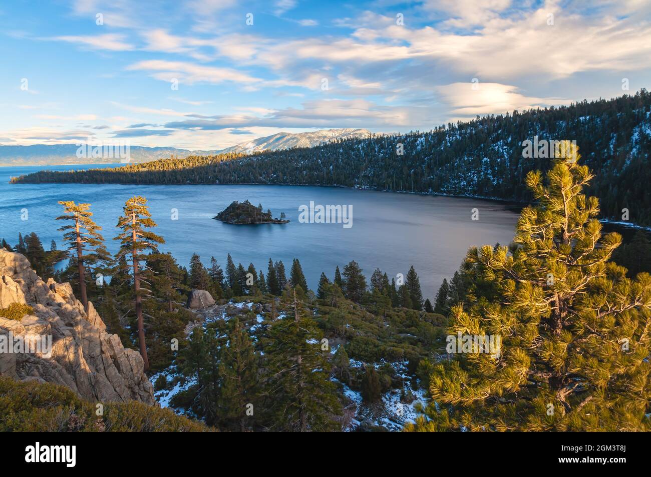 Vue panoramique sur la baie d'émeraude du lac Tahoe, avec l'île de Fannette, pendant une saison hivernale sèche, Californie, États-Unis. Banque D'Images
