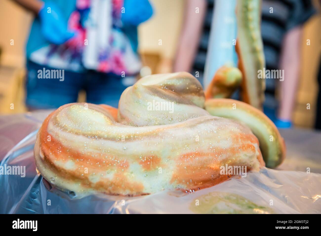 Les enfants d'âge scolaire font une expérience scientifique ensemble Banque D'Images