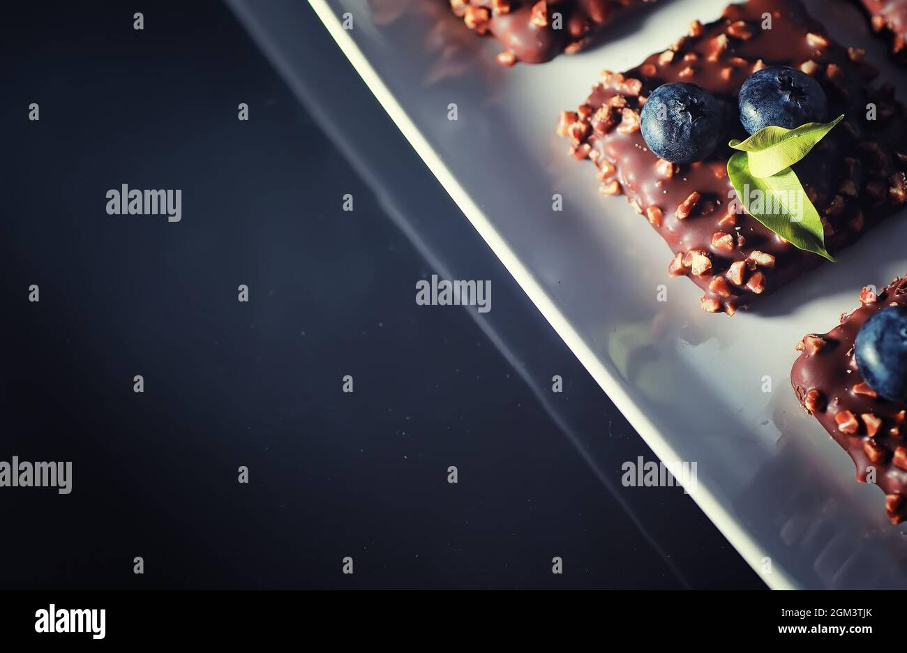 Dessert Au Chocolat Avec Noix Et Baies En Cas Sucre Pour Biscuit Au Cafe En Glacure Et Chapelure De Noix Avec Fruits Photo Stock Alamy