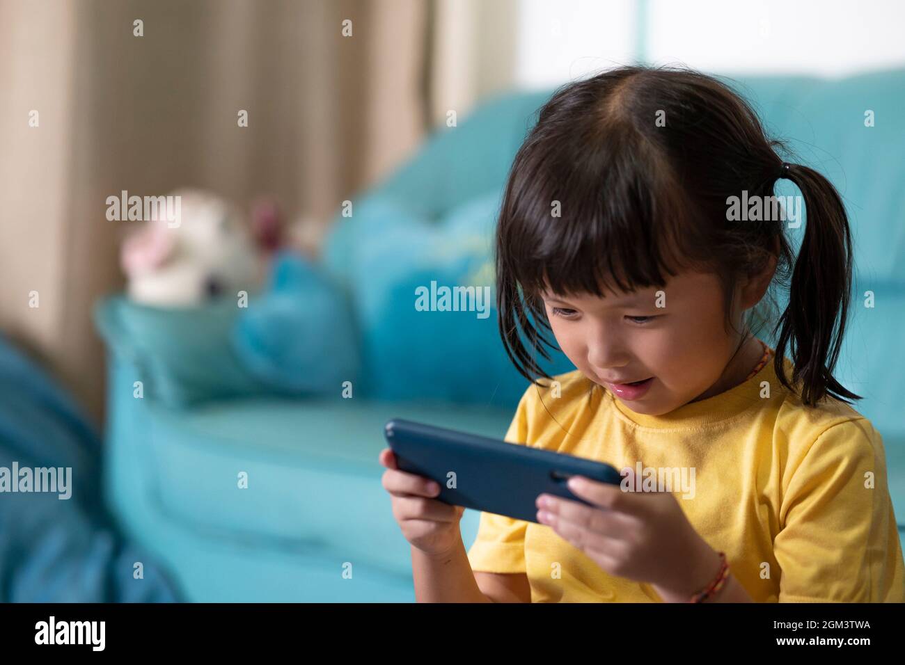 Yeux fatigués et fatigue de l'utilisation du téléphone pendant une longue période, enfant jouant à des jeux en ligne. Internet ou addict de jeu en ligne Banque D'Images