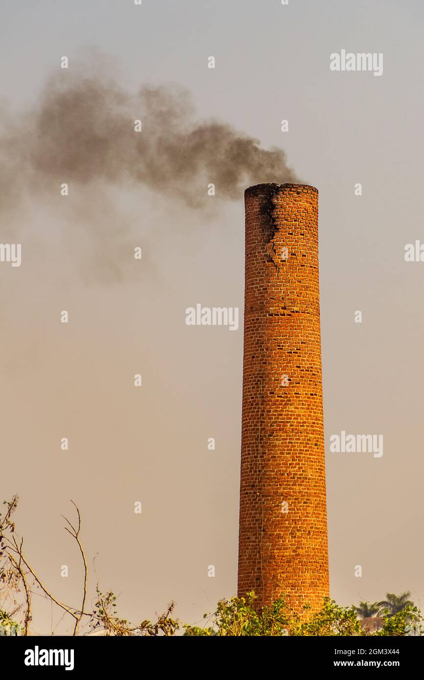 Cheminée industrielle émettant de la fumée noire et polluant l'environnement. Banque D'Images