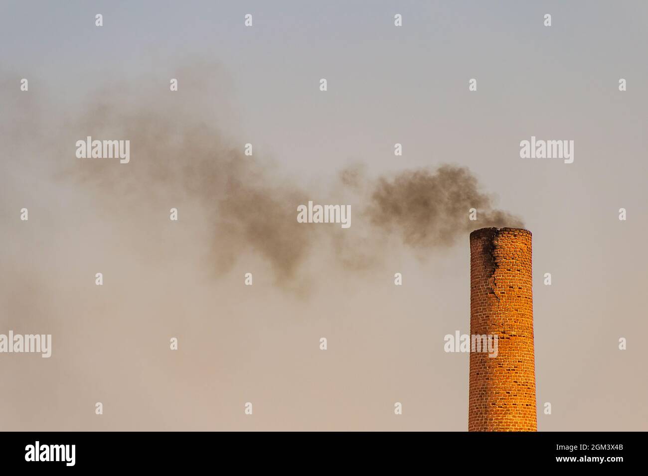 Cheminée industrielle émettant de la fumée noire et polluant l'environnement. Banque D'Images