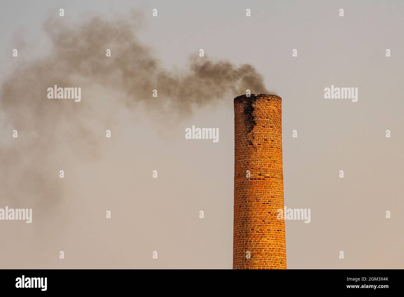Cheminée industrielle émettant de la fumée noire et polluant l'environnement. Banque D'Images