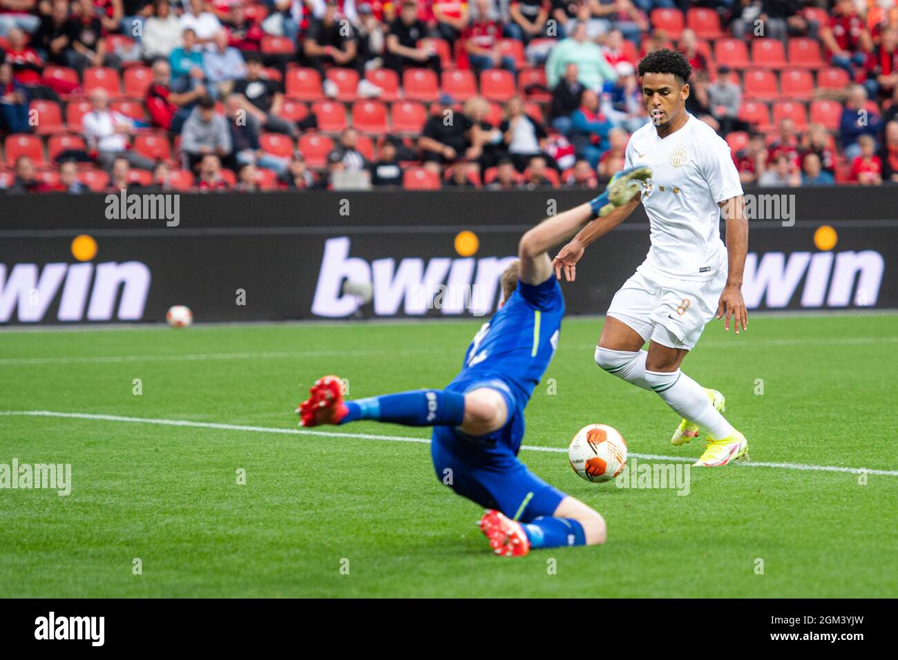 Leverkusen, Allemagne. 16 septembre 2021. Football: Europa League, Bayer Leverkusen - Ferencvaros, Groupe G, Matchday 1, BayArena. Ryan Mmaee (r) de Budapest contre Lukas Hradecky, gardien de but Leverkusen, pour une avance de 1:0. Credit: Marius Becker/dpa/Alay Live News Banque D'Images