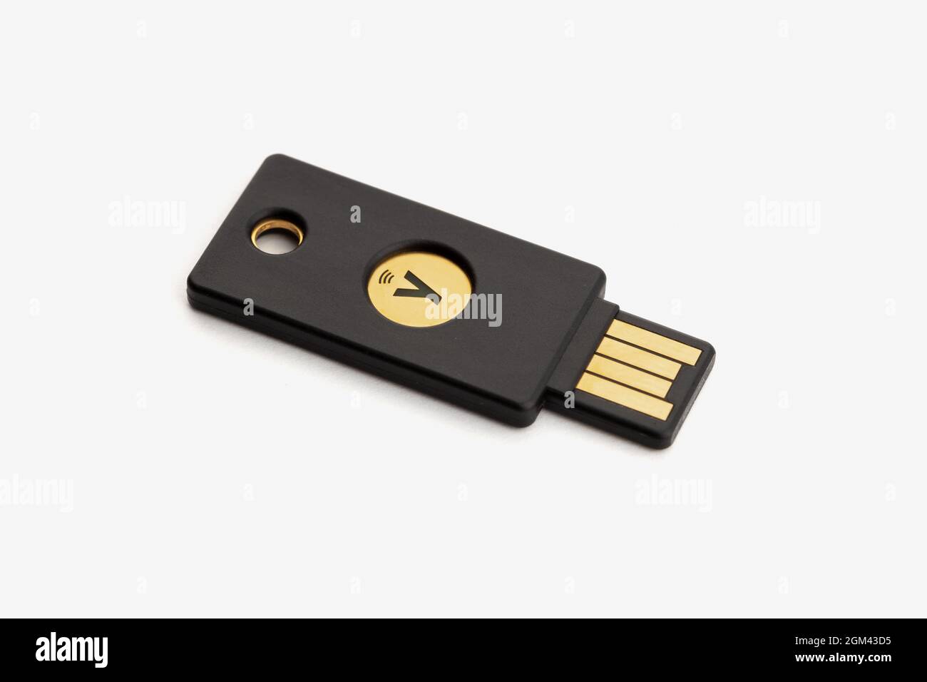 Galice, Espagne; 16 septembre 2021: Yubikey 5 isolé sur fond blanc. Yubikey est un dispositif d'authentification matériel fabriqué par Yubico à prot Banque D'Images