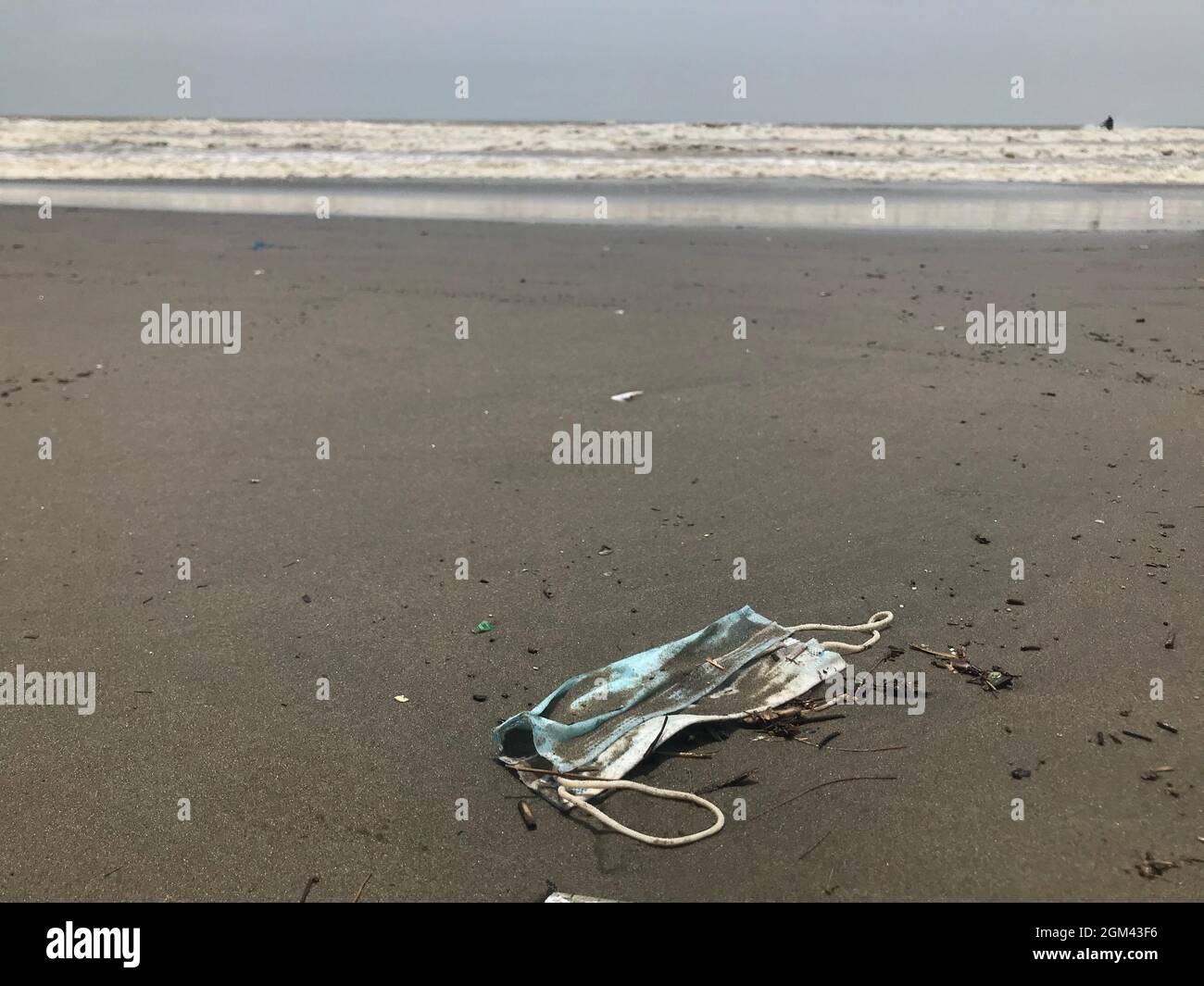 Masque chirurgical sur la plage de bazar de Cox , sur le concept de pollution de l'eau . Banque D'Images