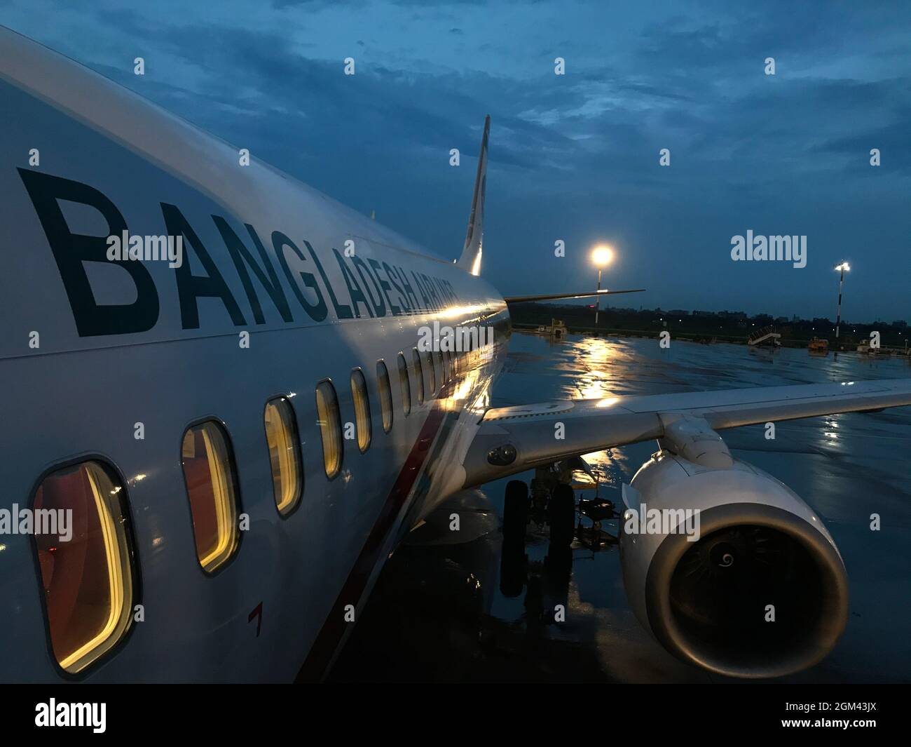 Photo de l'avion du Bangladesh sur l'aéroport de nuit . Banque D'Images