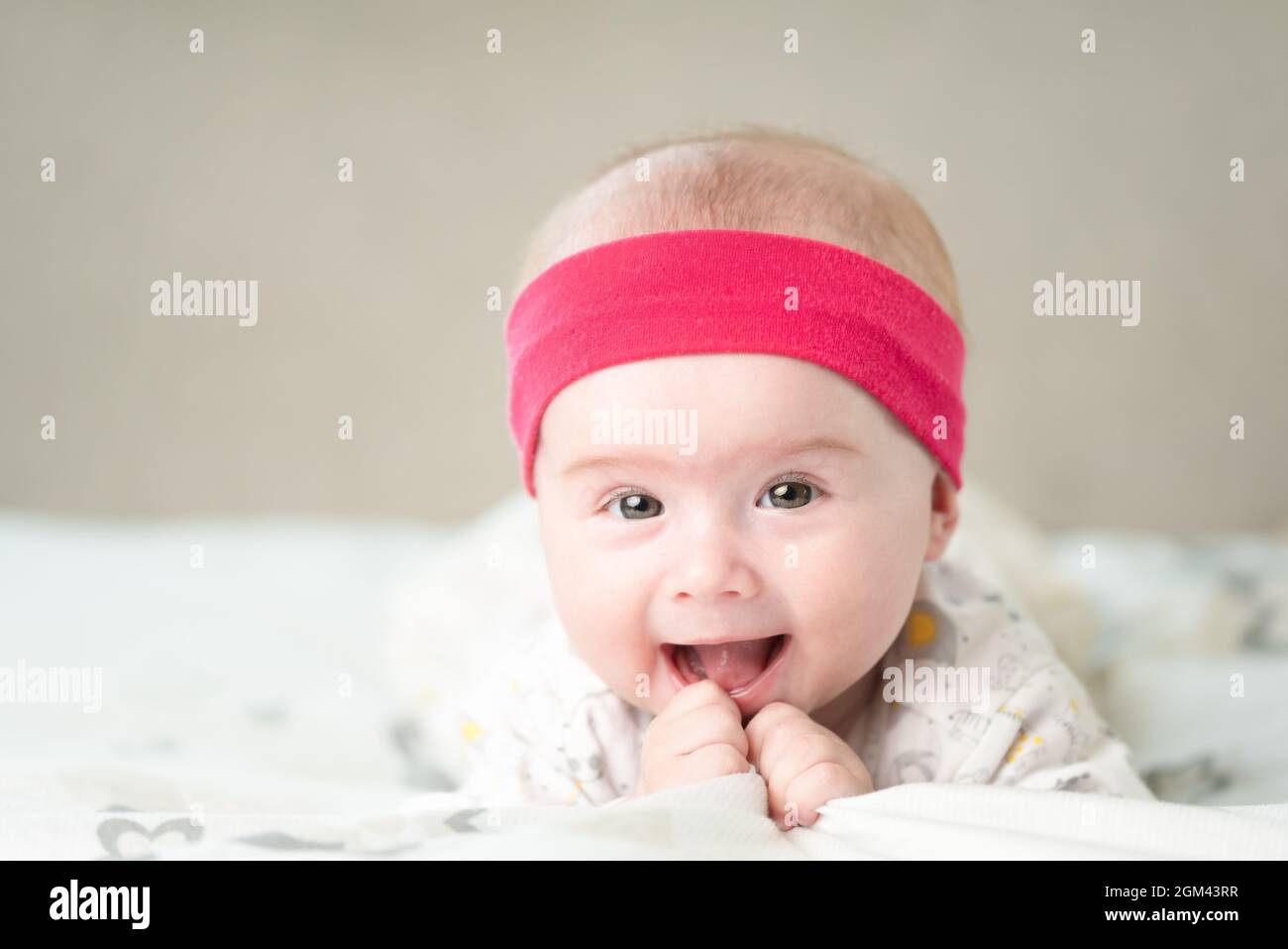 Portrait D Un Bebe Magnifique Sur Fond Clair Riant Nouveau Concept Ne Photo Stock Alamy