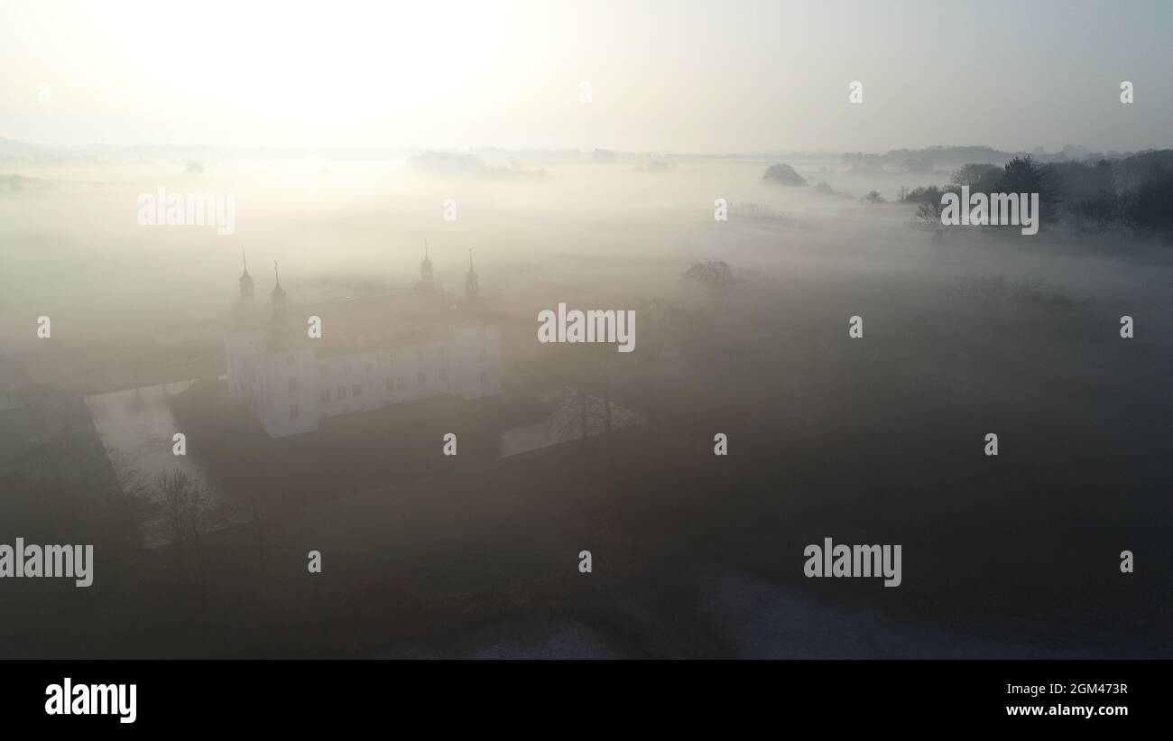 Engelsholm Manor, dans le sud du Jutland, au Danemark, se délaçant d'une couverture de brouillard un matin en février.Bredsten, Danemark, 2021 Banque D'Images