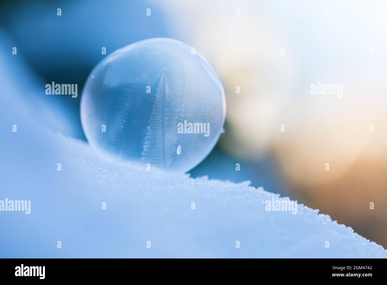 Bulle de savon surgelée.À une température inférieure à environ -10 degrés, les bulles de savon de celcius gèlent à la glace avant qu'elles n'éclatent. Banque D'Images