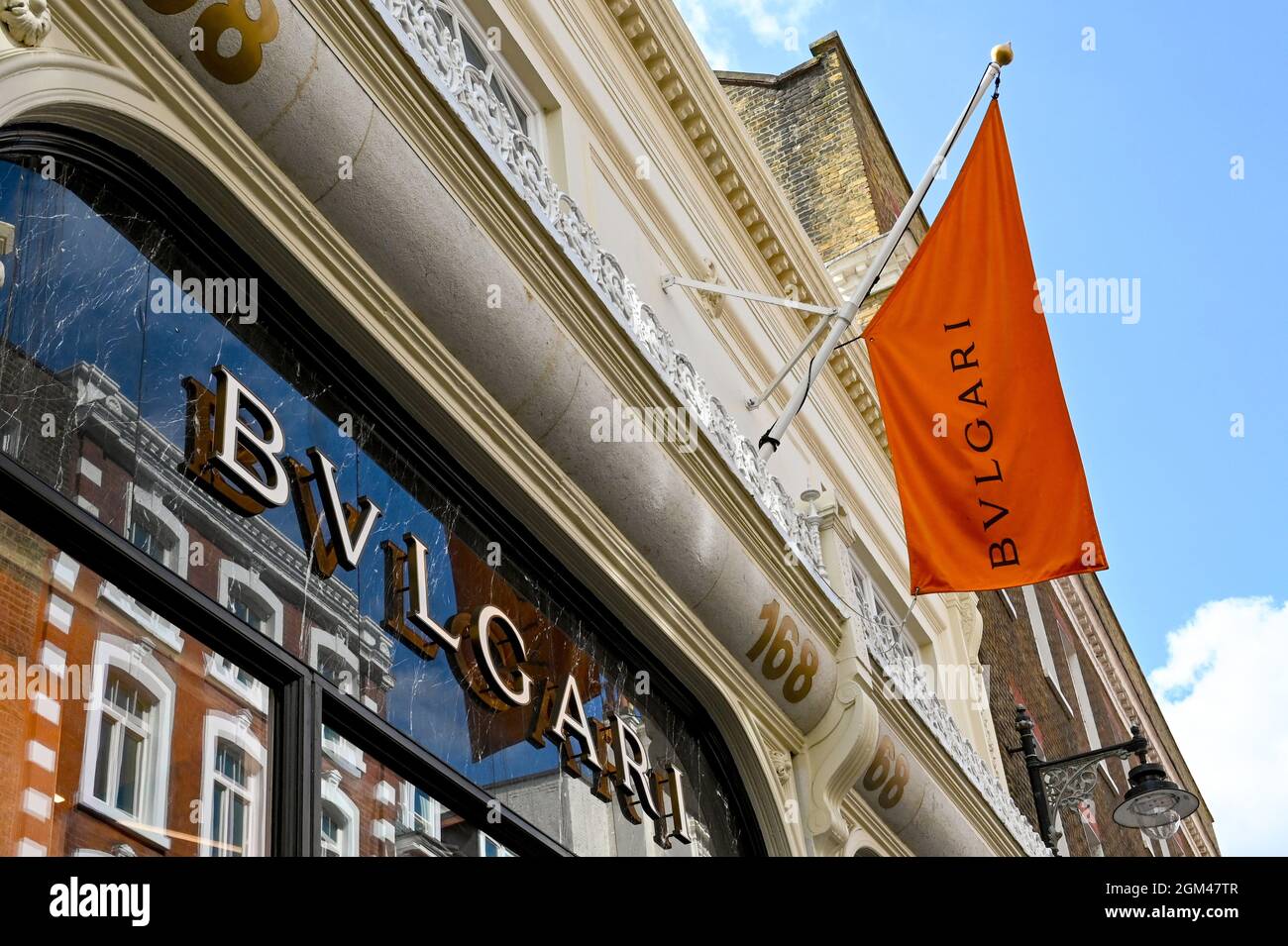 Londres, Angleterre - août 2021 : vue extérieure du magasin Bvlgari sur New Bond Street Banque D'Images
