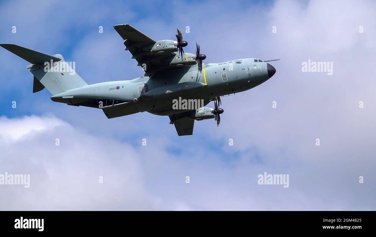 ZM401 RAF Royal Air Force Airbus A400M Atlas avion de cargaison militaire sur un parachute de cargaison de chute au-dessus de Wiltshire Royaume-Uni Banque D'Images