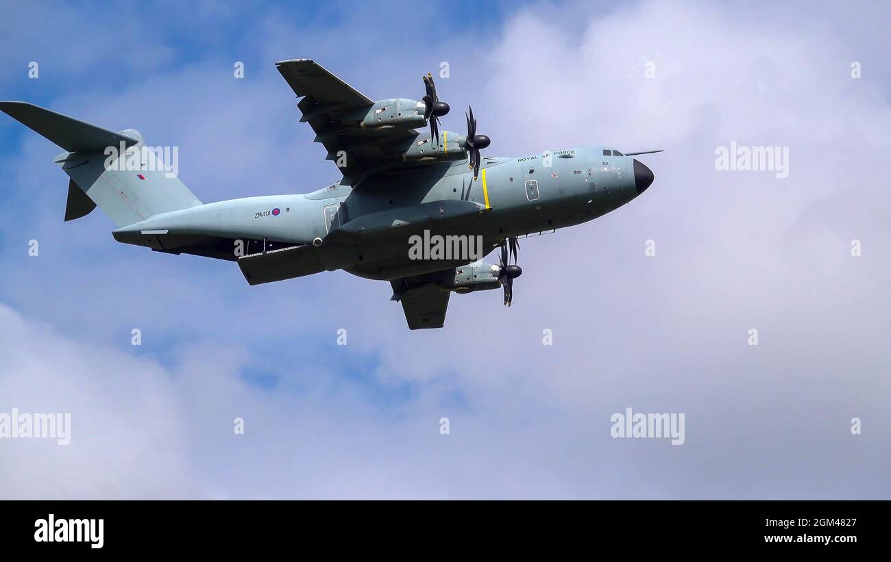 ZM401 RAF Royal Air Force Airbus A400M Atlas avion de cargaison militaire sur un parachute de cargaison de chute au-dessus de Wiltshire Royaume-Uni Banque D'Images