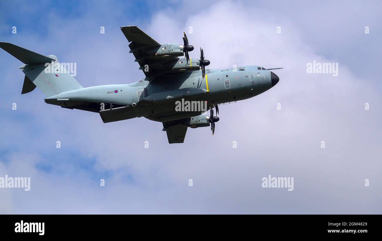 ZM401 RAF Royal Air Force Airbus A400M Atlas avion de cargaison militaire sur un parachute de cargaison de chute au-dessus de Wiltshire Royaume-Uni Banque D'Images