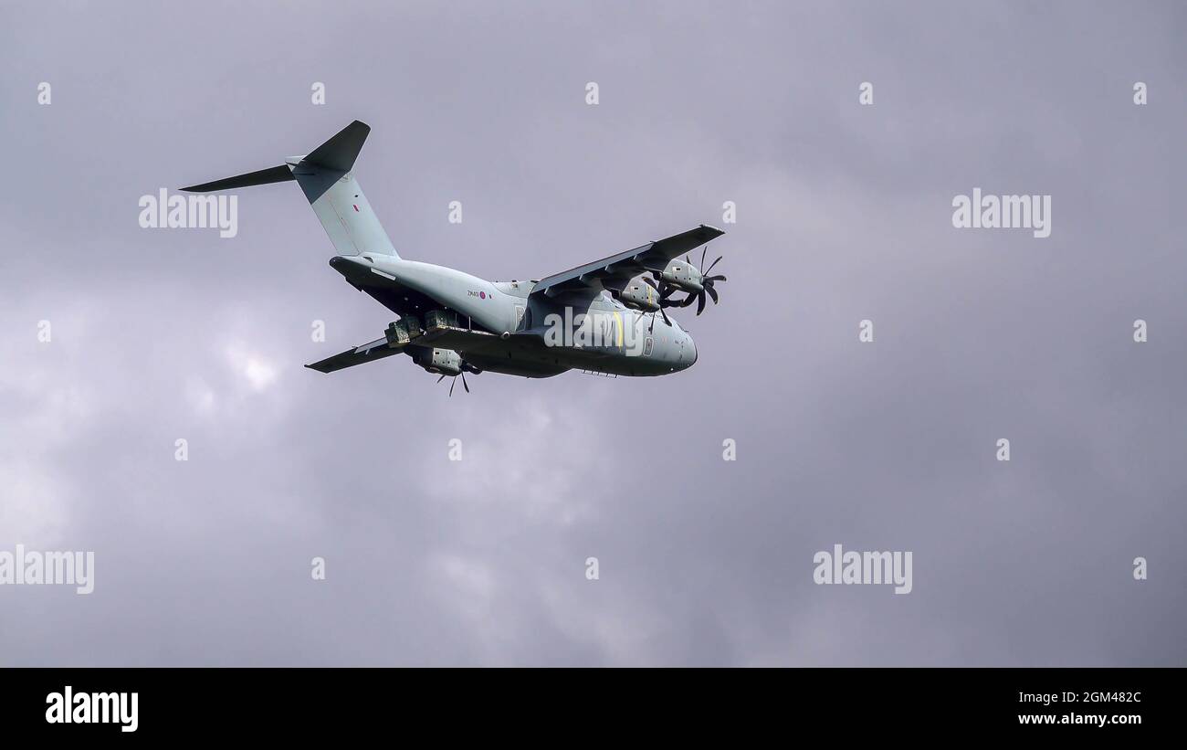 ZM401 RAF Royal Air Force Airbus A400M Atlas avion de cargaison militaire sur un parachute de cargaison de chute au-dessus de Wiltshire Royaume-Uni Banque D'Images