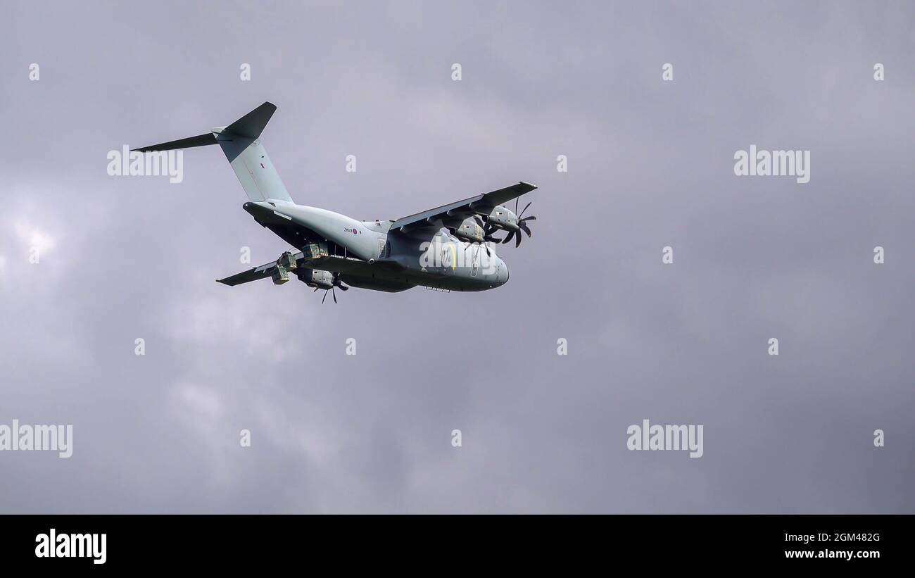 ZM401 RAF Royal Air Force Airbus A400M Atlas avion de cargaison militaire sur un parachute de cargaison de chute au-dessus de Wiltshire Royaume-Uni Banque D'Images